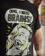 Camiseta preta com zumbi estilo quadrinho vintage, mulher mordendo própria mão e frase “OMG, I need BRAINS!” em balão de fala.