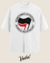 Camisa oversized branca com estampa que diz "Sometimes Antisocial Always Antifascist" e ilustra a bandeira Antifa.