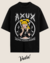 T-shirt oversized preta da marca Vudu com estampa da Xuxa dos anos 80, cercada por um pentagrama satanista com textos ao contrário.