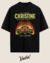 T-shirt oversized preta com estampa do carro Christine em chamas, inspirado no filme de John Carpenter.