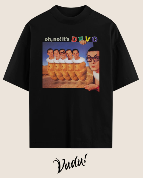 Camisa oversized preta com estampa de arte pop do grupo DEVO, apresentando uma figura caricata e elementos humorísticos.
