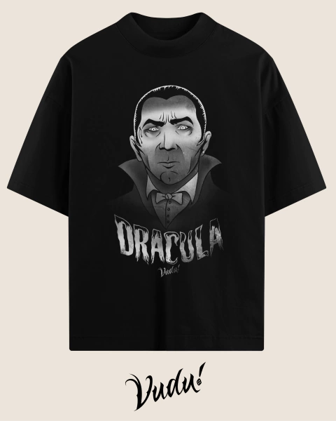 Camisa oversized preta com estampa do personagem Dracula, inspirado em Bela Lugosi, apresentando um design estilizado e sombrio.