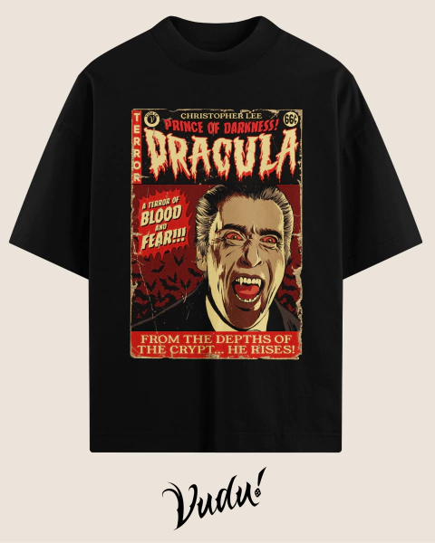 Camisa oversized com estampa do Drácula interpretado por Christopher Lee, destacando um design vintage com elementos de terror.