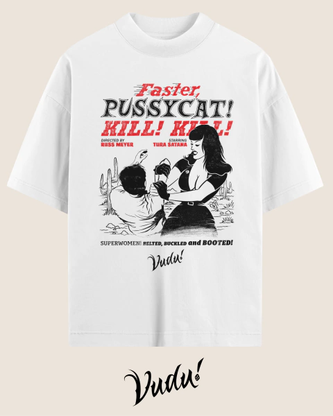 Camisa oversized branca com estampa do filme "Faster Pussycat! Kill! Kill!", apresentando personagens e elementos gráficos retrô.