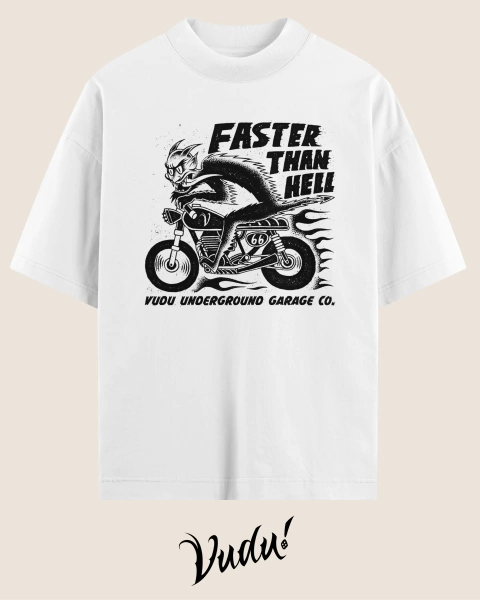 T-shirt oversized branca com estampa de um personagem em uma moto, com os dizeres "Faster Than Hell" e "Vudu Underground Garage Co."