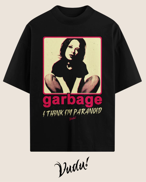 Camiseta oversized preta com estampa da cantora do Garbage em estilo vintage e texto "I Think I'm Paranoid"