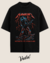 T-shirt oversized preta com estampa do Stranger Things com o personagem Eddie Munson tocando guitarra a música Master of Puppets do Metallica, escrito "HAWKINS" e "MASTER OF THE UPSIDE DOWN".