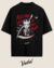 Camisa oversized preta com estampa dA Wandinha Addams segurando uma garrafa rotulada como "POISON" e as palavras "KILLING YOU IN MY MIND" em vermelho.