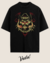 T-shirt oversized preta com estampa de caveira e detalhes em vermelho e dourado, inspirada no Motörhead e Lemmy.