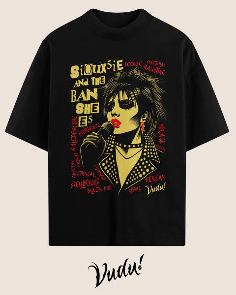 T-shirt oversized preta com estampa inspirada na banda Siouxsie and the Banshees, apresentando uma ilustração estilizada da vocalista e palavras relacionadas à banda.
