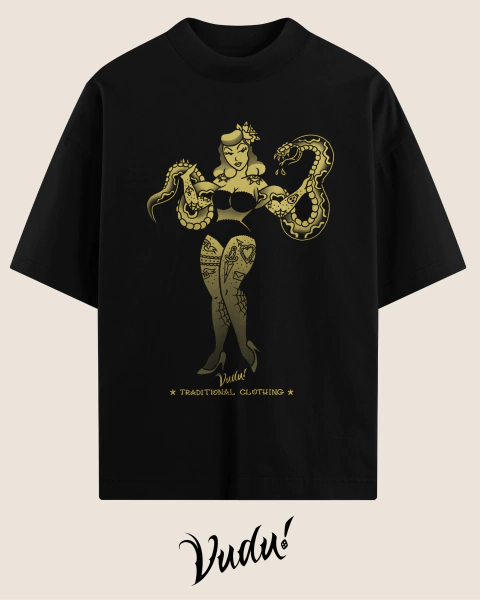Camisa oversized preta com estampa de uma mulher segurando cobras, adornada com tatuagens, da marca Vudu!