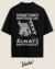 T-shirt oversized preta com estampa que diz "Sometimes Antisocial Always Antifascist", apresentando um design gráfico estilizado.