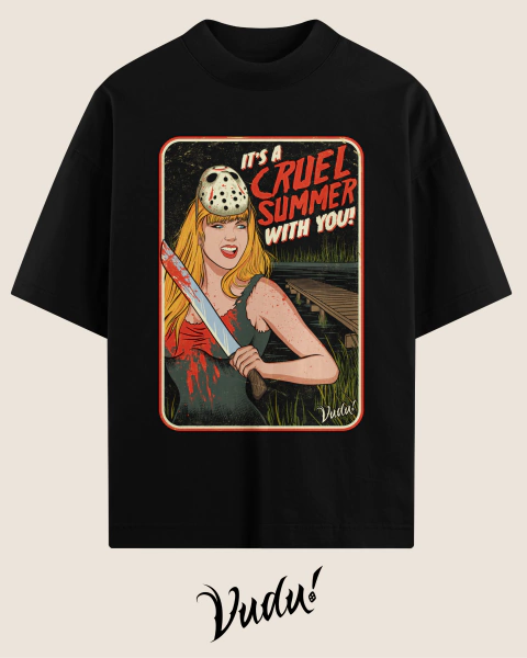Camiseta oversized preta com estampa da Taylor Swift, segurando uma faca, vestindo a máscara do Jason, com texto "It's a CRUEL Summer with YOU!"