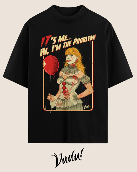 Camiseta oversized preta com estampa retrô de mulher loira vestida de palhaça com maquiagem de terror segurando balão vermelho e texto "IT'S ME... HI, I'M THE PROBLEM!"