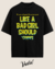 T-shirt oversized preta com estampa colorida da banda The Cramps, com a frase "LIKE A BAD GIRL SHOULD".