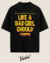 Camisa oversized preta com estampa colorida da banda The Cramps, apresentando a frase "LIKE A BAD GIRL SHOULD".