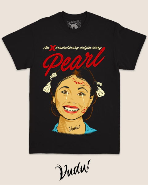 Camiseta preta com estampa colorida da personagem Pearl, mostrando um sorriso e detalhes de sangue, com a frase "An extraordinary origin story".