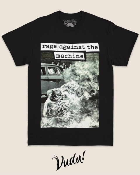 Camiseta preta com estampa da banda Rage Against The Machine, mostrando uma imagem de fogo e protesto.