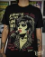 Camiseta preta com ilustração da cantora Siouxsie no microfone, com letras de músicas ao redor.