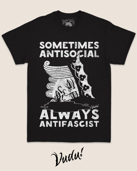 Camiseta preta com estampa branca contendo as frases "Sometimes Antisocial" e "Always Antifascist", acompanhadas de ilustrações artísticas.
Camiseta antifascista e antirracista.