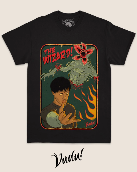 Camiseta preta com estampa retrô da série Stranger Things, mostrando personagem Will Byers com expressão séria e criatura Demogorgon com boca aberta em forma de flor.