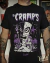 Camiseta preta com Poison Ivy, dos The Cramps, em estilo tiki, usando roupa de onça, cercada por caveiras e totem na selva.