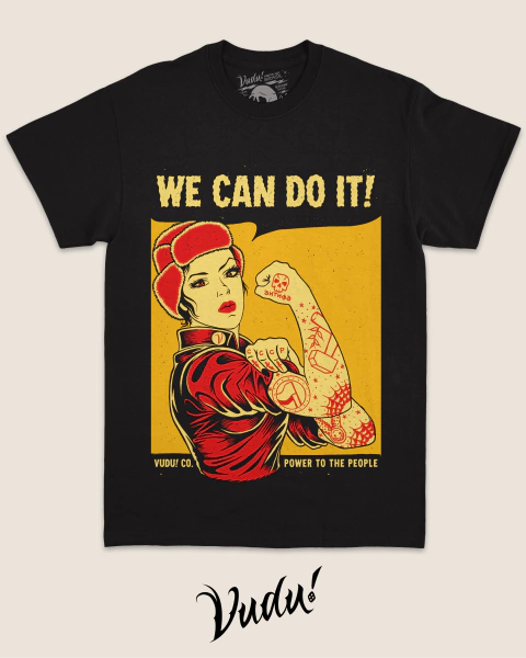 Camiseta preta com estampa retrô mostrando uma mulher confiante com a frase "WE CAN DO IT!" em destaque.