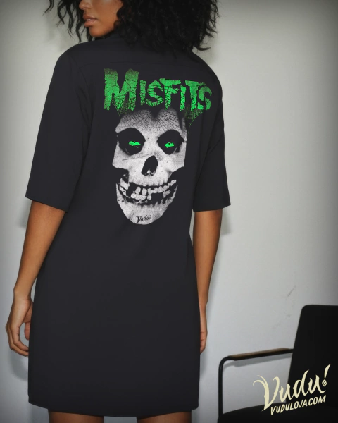 Vestido chemise preto com estampa de caveira e texto "Misfits" em verde no verso, modelo feminino
