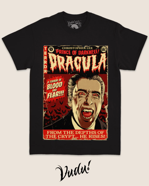 Camiseta preta com estampa do Dracula interpretado por Christopher Lee, com elementos de terror e vampirismo.