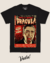 Camiseta preta com estampa do Dracula interpretado por Christopher Lee, com elementos de terror e vampirismo.