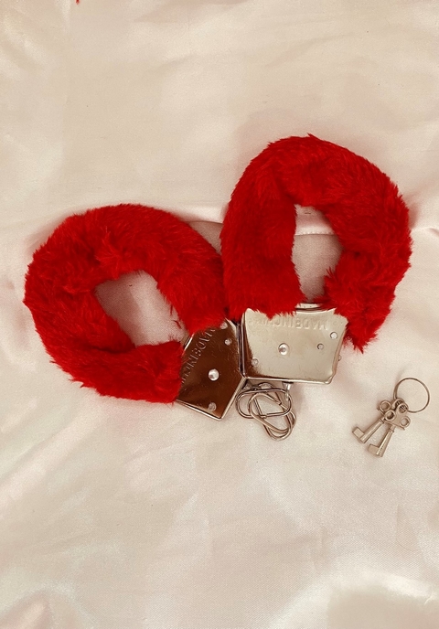 Algema de metal com pelucia