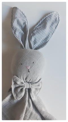 Conejito de apego gris