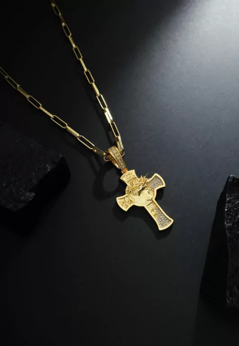 Corrente Meia Cana 6mm de 70cm + Pingente de Cruz com Face de Cristo Cravejado - comprar online