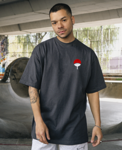 Remera Oversize Uchiha Naruto [BORDADO] - Murasaki Clothing