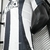manto-mantos-uniforme-uniformes-blusas-blusa-roupa-roupas-camisetas-camisas-camisa-newcastle-i-2024-25-preta-e-branca-jogador-masculina-tailandesa-futebol-lançamento-nova-original-fotos-foto-oficial-primeira-casa-principal-titular-home-4.webp