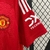 manto-mantos-uniforme-uniformes-blusas-blusa-roupa-roupas-camisetas-camisas-camisa-manchester-united-i-2024-25-torcedor-masculina-vermelha-tailandesa-futebol-lançamento-nova-original-fotos-foto-oficial-imagem-replica-barata-primeira-casa-principal-titular