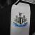 manto-mantos-uniforme-uniformes-blusas-blusa-roupa-roupas-camisetas-camisas-camisa-newcastle-i-2024-25-preta-e-branca-jogador-masculina-tailandesa-futebol-lançamento-nova-original-fotos-foto-oficial-primeira-casa-principal-titular-home-8.webp