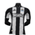 manto-mantos-uniforme-uniformes-blusas-blusa-roupa-roupas-camisetas-camisas-camisa-newcastle-i-2024-25-preta-e-branca-jogador-masculina-tailandesa-futebol-lançamento-nova-original-fotos-foto-oficial-primeira-casa-principal-titular-home-1.webp