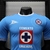 manto-blusa-tailandesa-replica-original-oficial-fotos-imagem-home-casa-titular-primeira-principal-kit-camisa-cruz-azul-i-2024-25-jogador-masculina-3.webp