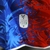 manto-mantos-uniforme-uniformes-blusas-blusa-roupa-roupas-camisetas-camisas-camisa-crystal-palace-i-2024-25-azul-e-vermelha-masculina-jogador-tailandesa-futebol-lançamento-nova-original-fotos-foto-oficial-primeira-casa-principal-titular-home-10.jpg