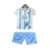 uniforme-infantil-malaga-i-2024-25-branco-e-azul-conjunto-uniforme-tailandesa-replica-original-oficial-fotos-imagem-home-casa-titular-primeira-principal-kit-1.webp