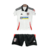 uniforme-infantil-fulham-i-2024-25-branco-e-preto-conjunto-uniforme-tailandesa-replica-original-oficial-fotos-imagem-home-casa-titular-primeira-principal-kit-1.webp