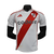 camisa-river-plate-i-2024-25-jogador-masculina-branca-e-vermelha-camisa-manto-blusa-tailandesa-replica-original-oficial-fotos-imagem-home-casa-titular-primeira-principal-kit-1.webp