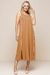 Modelo vestindo um vestido midi de visco crepe na cor bege, com detalhes em branco.