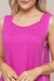 Vestido Visco Crepe na cor rosa, destacando o decote, botões e alças largas, ideal para ocasiões casuais.