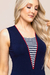 Vestido regata visco com listras, destacando o decote em V e detalhes em vermelho.