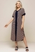 Vestido listrado begee azul marinho, com corte solto e mangas japonesas, em um look prático e confortável.