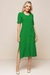 Vestido canelado na cor verde, com mangas curtas e fendas laterais, estiloso e confortável modelo de verão.