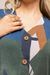 Detalhe do vestido chemise Wave estampado, destacando decote em 'v' com botões e tecido estampado.