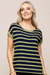 Blusa visco listrada em verde e azul marinho, com detalhes em botões nas mangas, modelo de manga curta.